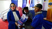 Usai dilantik menjadi ketua DPD Nasdem defenetif priode 2021-2024 Kabupaten Buru, Rigan bersama istrinya artis Bella Shofie didampingi Ketua DPW Maluku dan Koordinator Nasdem Maluku, Maluku Utara menyerahkan bantuan kepada warga kurang mampu.