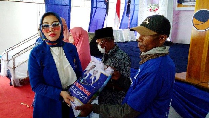 Sebar 40 Ton Beras untuk Masyarakat Kurang Mampu Ketua DPD Nasional Demokrat (Nasdem) Kabupaten Buru, Muhammad Daniel Rigan (MDR) yang juga suami dari Bella Shofie menyebar bantuan 40 ton beras kepada masyarakat yang kurang mampu di Kabupaten Buru.