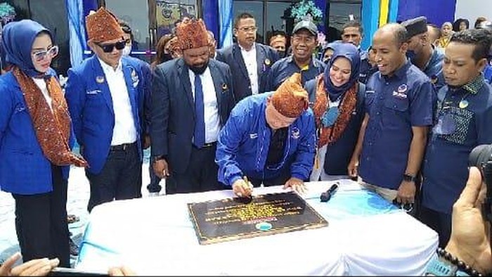 Ketua DPD Nasional Demokrat (Nasdem) Kabupaten Buru, Muhammad Daniel Rigan (MDR) yang juga suami dari Bella Shofie menyebar bantuan 40 ton beras kepada masyarakat yang kurang mampu di Kabupaten Buru.