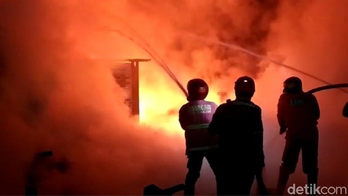 Sebuah toko ban dan velg di Cianjur hangus terbakar