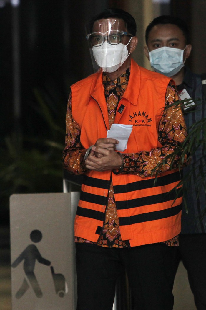 SIDANG TUNTUTAN NURDIN ABDULLAH Terdakwa Gubernur nonaktif Sulawesi Selatan Nurdin Abdullah (kiri) berjalan menuju mobil tahanan usai menjalani sidang Tuntutan secara virtual di Gedung Merah Putih KPK, Jakarta, Senin (15/11/2021). Nurdin Abdullah dituntut 6 tahun penjara ditambah denda Rp500 juta subsider 6 bulan kurungan karena dinilai terbukti menerima suap sebesar Rp13,812 miliar terkait dugaan suap dan gratifikasi. ANTARA FOTO/Reno Esnir/foc.