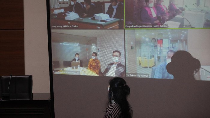 SIDANG TUNTUTAN NURDIN ABDULLAH Terdakwa Gubernur nonaktif Sulawesi Selatan Nurdin Abdullah (kiri) berjalan menuju mobil tahanan usai menjalani sidang Tuntutan secara virtual di Gedung Merah Putih KPK, Jakarta, Senin (15/11/2021). Nurdin Abdullah dituntut 6 tahun penjara ditambah denda Rp500 juta subsider 6 bulan kurungan karena dinilai terbukti menerima suap sebesar Rp13,812 miliar terkait dugaan suap dan gratifikasi. ANTARA FOTO/Reno Esnir/foc.