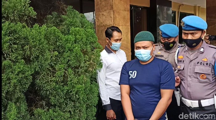 Suami bacok istri gegara maen facebook