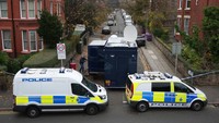 Mobil polisi memblokir jalan saat pusat kendali didirikan di Rutland Avenue setelah properti digerebek oleh petugas bersenjata kemarin pada 15 November 2021 di Liverpool, Inggris.