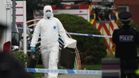 Polisi dan petugas forensik hadir di Rumah Sakit Wanita Liverpool pada 15 November 2021 di Liverpool, Inggris. Seorang pria tewas ketika taksi yang ditumpanginya meledak di luar Rumah Sakit Wanita Liverpool tepat sebelum pukul 11:00 kemarin. Pengemudi taksi terluka.