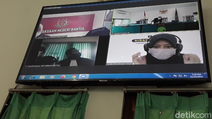 Suasana sidang tuntutan kasus takjil sianida Nani Aprilliani Nurjaman di PN Bantul, Senin (15/11/2021). Nani dituntut 18 tahun bui karena dinilai melakukan pembunuhan berencana.