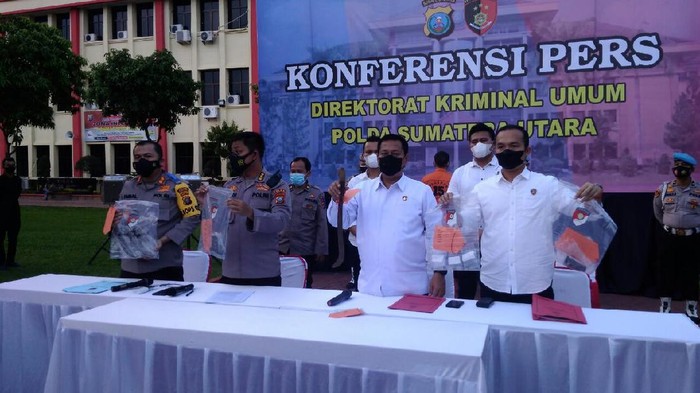 Seorang pria berinisial HSD di Medan ditangkap pihak kepolisian lantaran menembak kaki salah satu warga menggunakan senjata api (senpi). Peristiwa penembakan itu terjadi saat pelaku melerai tawuran di sekitar rumahnya.