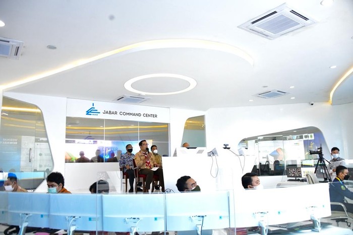 Gubernur Jawa Barat Ridwan Kamil saat meluncurka tujuh aplikasi baru di Jabar Command Center, Kota Bandung, Senin (15/11/2021).