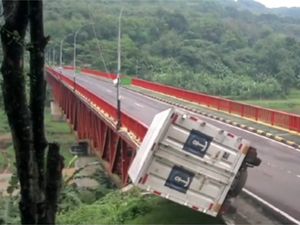 Terekam CCTV, Detik-detik Truk Boks Terjun ke Jurang di Purwakarta!