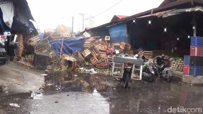 Tumpukan sampah di Pasar Gedebage, Bandung.