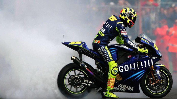 DONINGTON, ENGLAND - JULY 25:  Valentino Rossi of Italy burns rubber after winning the British Grand Prix during the Cinzano British Grand Prix at Donington Park on July 24, 2004 in Donington, England.  (Photo by Jamie McDonald/Getty Images)