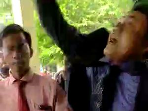 Viral Pengacara di Banyuwangi Hamburkan Uang Rp 40 Juta di Depan Kantor Polisi