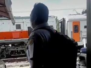 Viral Pegawai KAI Dijemput Kereta Api di Depan Rumahnya, Faktanya?
