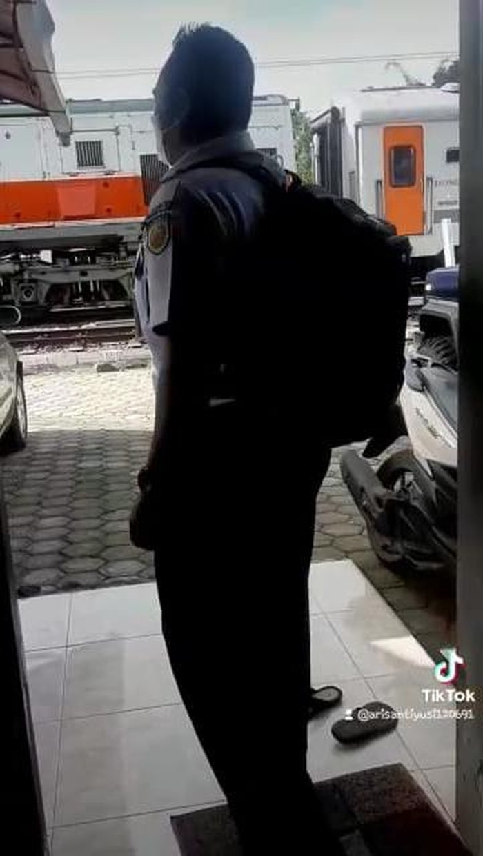 Viral Pria Berangkat Kerja Dijemput Kereta Api di Depan Rumah