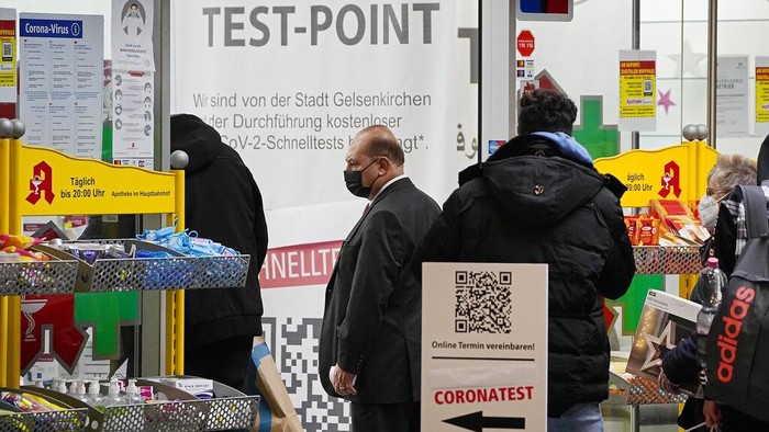 Seorang pria masuk ke apotek yang menawarkan tes corona di Gelsenkirchen, Jerman, Jumat, 12 November 2021. Jerman berencana menghadirkan kembali tes cepat Covid-19 gratis.
