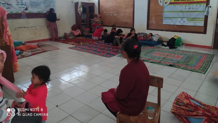 Warga Bogor mengungsi ke sekolah karena pergerakan tanah