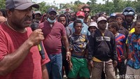 Foto: Yafet Manga Beanal mengatakan warganya dari tiga kampung pemilik hak sulung pemilik dan hak ulayat yang kawasannya digunakan sebagai area tambang Freeport. (Saiman/detikcom)