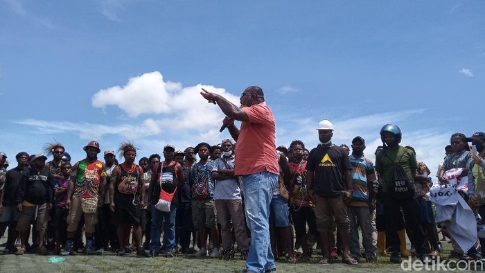 Warga dari tiga kampung di Tembagapura demo minta saham Freeport Warga dari tiga kampung di Tembagapura demo minta saham Freeport