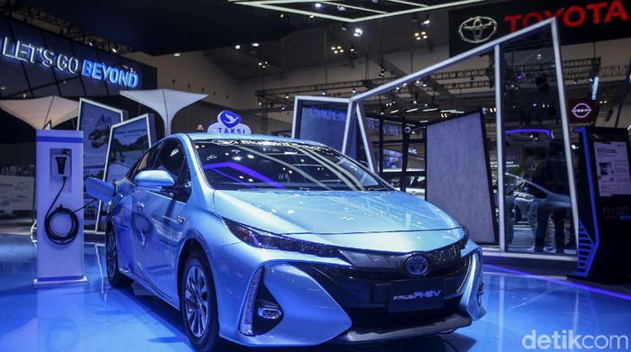 Blue Bird pastikan menambah armada kendaraan ramah lingkungan mereka. Toyota Prius PHEV pun dipilih menjadi salah satu line up paling anyar. Penasaran?