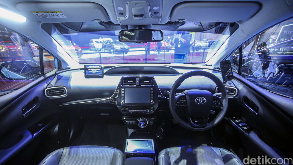 Blue Bird pastikan menambah armada kendaraan ramah lingkungan mereka. Toyota Prius PHEV pun dipilih menjadi salah satu line up paling anyar. Penasaran?