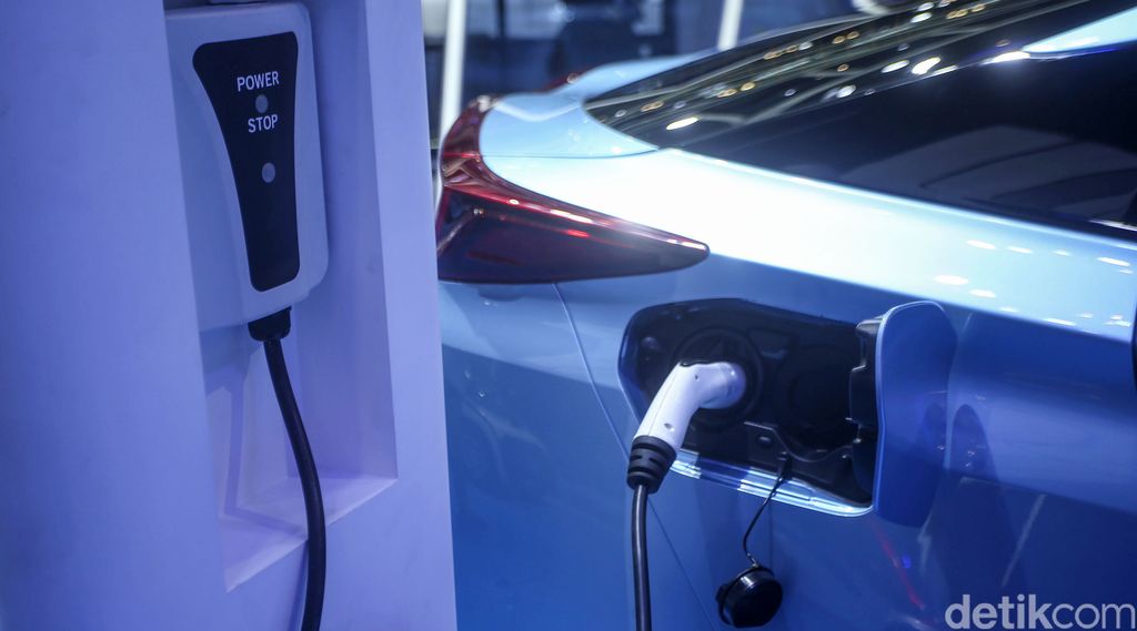 Blue Bird pastikan menambah armada kendaraan ramah lingkungan mereka. Toyota Prius PHEV pun dipilih menjadi salah satu line up paling anyar. Penasaran?