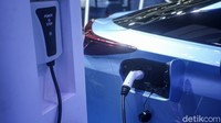 Untuk pengisian penuh dibutuhkan waktu 2 jam 20 menit jika menggunakan listrik dengan tegangan 220 Volt 16A.