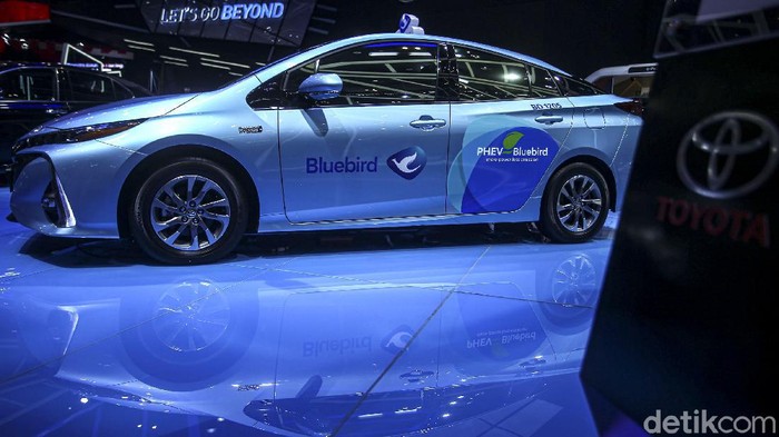 Blue Bird pastikan menambah armada kendaraan ramah lingkungan mereka. Toyota Prius PHEV pun dipilih menjadi salah satu line up paling anyar. Penasaran?