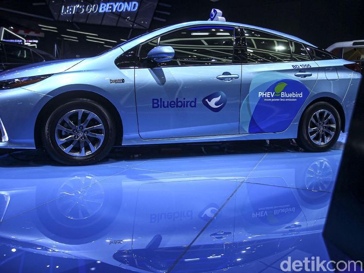 Wus! Toyota Prius PHEV Siap Wara-wiri Jadi Taksi Listrik