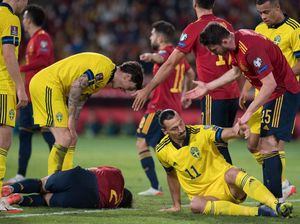 Serudukan Zlatan Bikin Cesar Azpilicueta Terkapar Kesakitan