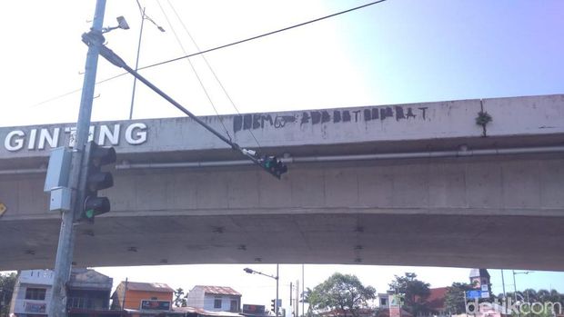 Aksi vandalisme berupa gambar kelamin pria dan tulisan 'aparat keparat' di flyover Jamin Ginting, Medan, viral di medsos. Polisi menyelidiki hal tersebut. (Datuk Haris/detikcom)