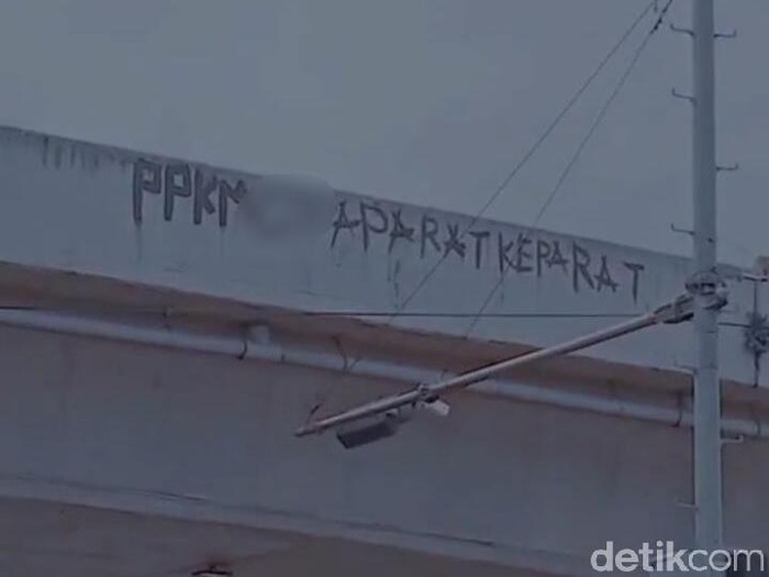 Aksi vandalisme berupa gambar kelamin pria dan tulisan aparat keparat di flyover Jamin Ginting, Medan, viral di medsos. Polisi menyelidiki hal tersebut. (Datuk Haris/detikcom)