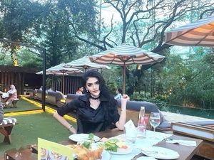 Gaya Cantik Angel Love, Aspri Baru Hotman Paris yang Suka Nongkrong di Kafe