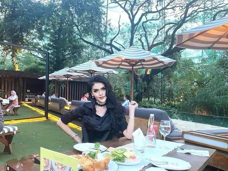 Gaya Cantik Angel Love, Aspri Baru Hotman Paris yang Suka Nongkrong di Kafe