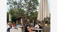 Saat liburan, Angel membagikan momennya di sebuah resto. Angel Love tampak menikmati segelas minuman segar. Foto: Instagram @hi__geminiku