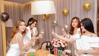 Bersama teman-temannya, Angel merayakan pesta di sebuah kamar hotel. Mereka menikmati kue, sushi, dan minuman. Foto: Instagram @hi__geminiku