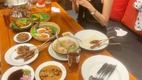 Saat makan sate, soto, dan ayam goreng juga pernah dibagikan oleh Angel Love. Saat itu, ia tampak menikmati seporsi nasi dan sate ayam yang gurih nendang. Foto: Instagram @hi__geminiku