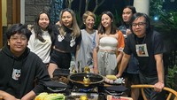 Di rumah saja, Ari Lasso merayakan ulang tahun anaknya, Audra dengan makan shabu-shabu di rumah. Menunya lengkap, termasuk dengan ragam sayuran segar.