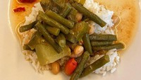 Foto makanan Ari Lasso ini juga tak kalah bikin ngiler. Ia menikmati sayur asem dengan lauk tempe goreng, empal, dan sambal. Sudah pasti makannya lahap.