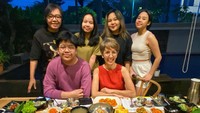 Begini senyum bahagia Ari Lasso saat merayakan ulang tahun sang anak. Mereka makan malam bersama dengan menu Korean BBQ yang nikmat.