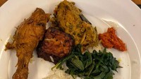 Lewat Instagram, Ari Lasso sering memamerkan makanan enak yang dilahapnya. Seperti menu nasi, botok lamtoro, ayam dan tempe bacem, serta sambal plus lalapan. Bikin ngiler ya!
