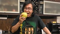 Penyanyi 48 tahun ini optimis bisa sembuh karena mendapat dukungan penuh dari keluarga dan sahabat-sahabatnya. Ia juga jalani pola makan sehat, salah satunya dengan mengonsumsi buah segar.