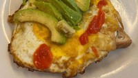Menikmati brunch, Ari Lasso memilih makan roti panggang pakai telur mata sapi dan alpukat. RoTelKat!! Sebuah asupan baru karya sendiri demi sebuah keseimbangan, katanya.