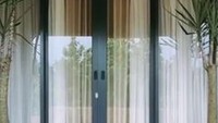 Pintu kaca yang membuat rumah Arya Saloka lebih terang. Foto: Instagram Arya Saloka