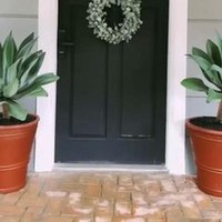 Pintu kayu dengan aksen kaca menjadi pilihan Arya Saloka dan istrinya untuk bagian depan. Pintu dicat berwarna gelap, tapi tetap terlihat manis berkat tanaman hias berbentuk lingkaran yang menggantung di depannya. (Foto: Instagram Arya Saloka)