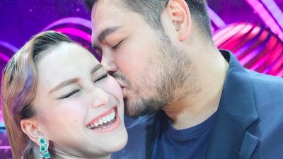 Muach! Ciuman Ivan Gunawan untuk Ayu Ting Ting