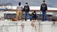 Kerusuhan mengerikan terjadi di dalam penjara terbesar di Ekuador. Setidaknya puluhan orang narapidana tewas lantaran terlibat baku tembak antara geng narkoba di dalam penjara tersebut.  