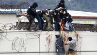 Menurut Komandan polisi, Jenderal Tanya Varela, saat pihaknya menerbangkan drone di Sabtu (13/11) pagi, terlihat para narapidana di tiga paviliun dipersenjatai dengan senjata dan bahan peledak. Pihak berwenang mengatakan bahwa senjata dan amunisi diselundupkan ke tahanan melalui kendaraan yang mengirimkan pasokan dan bahkan terkadang dengan drone.  