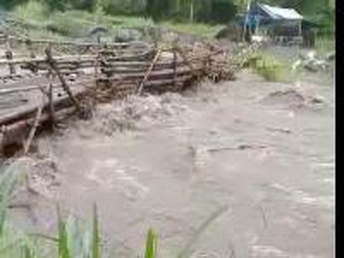 Kawasan Gunung Semeru diguyur hujan deras. Sehingga terjadi banjir lahar hujan di sejumlah Daerah Aliran Sungai (DAS).