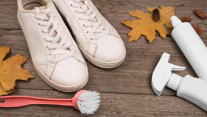 Protecting white sneakers. Bleaching shoes. Shoe dyeing. Yellowness of shoes. Devices for cleaning and bleaching shoes.