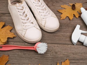 4 Cara Mudah Menghilangkan Noda Kuning di Sepatu